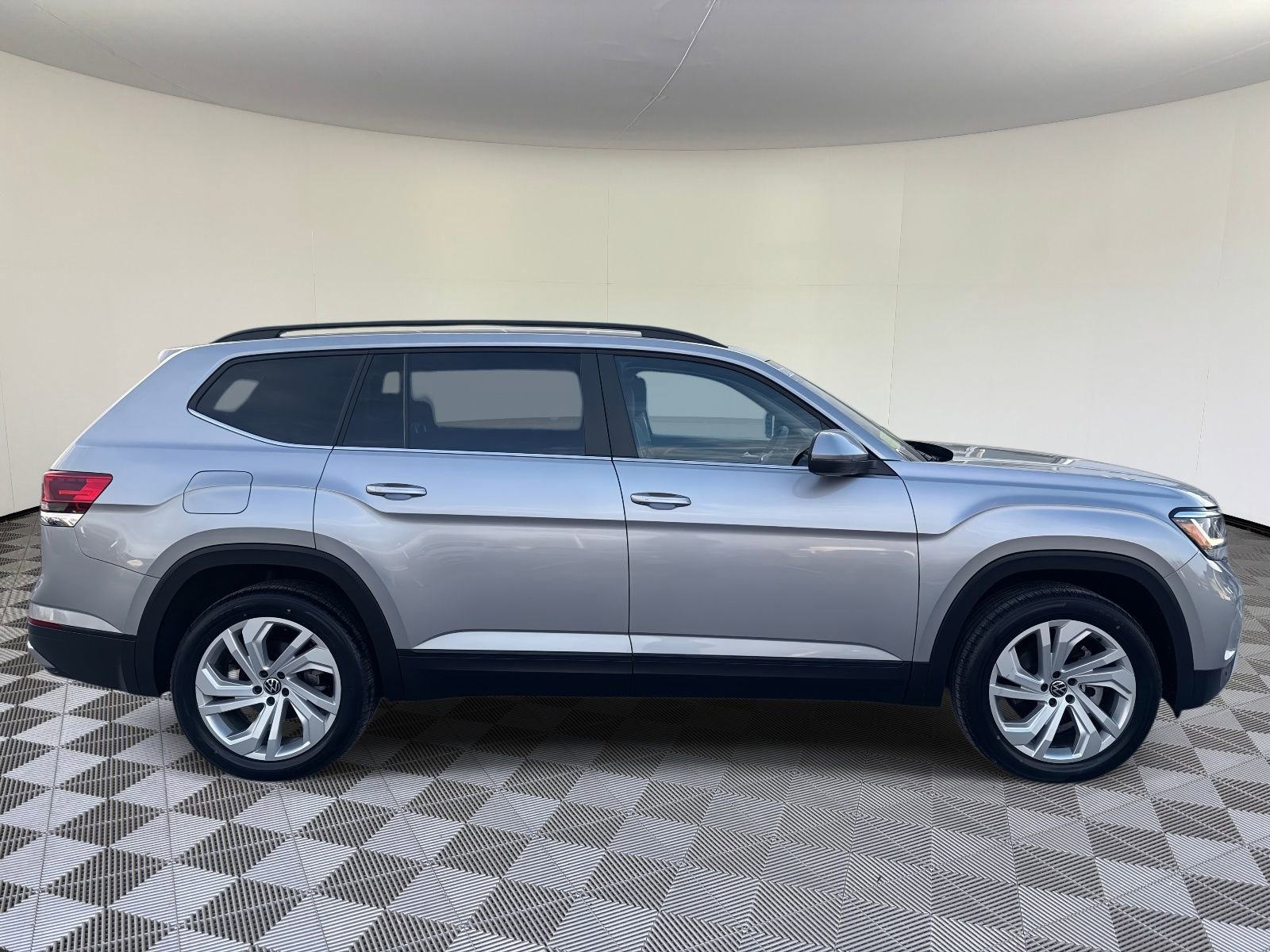 Certified 2022 Volkswagen Atlas SE image 2