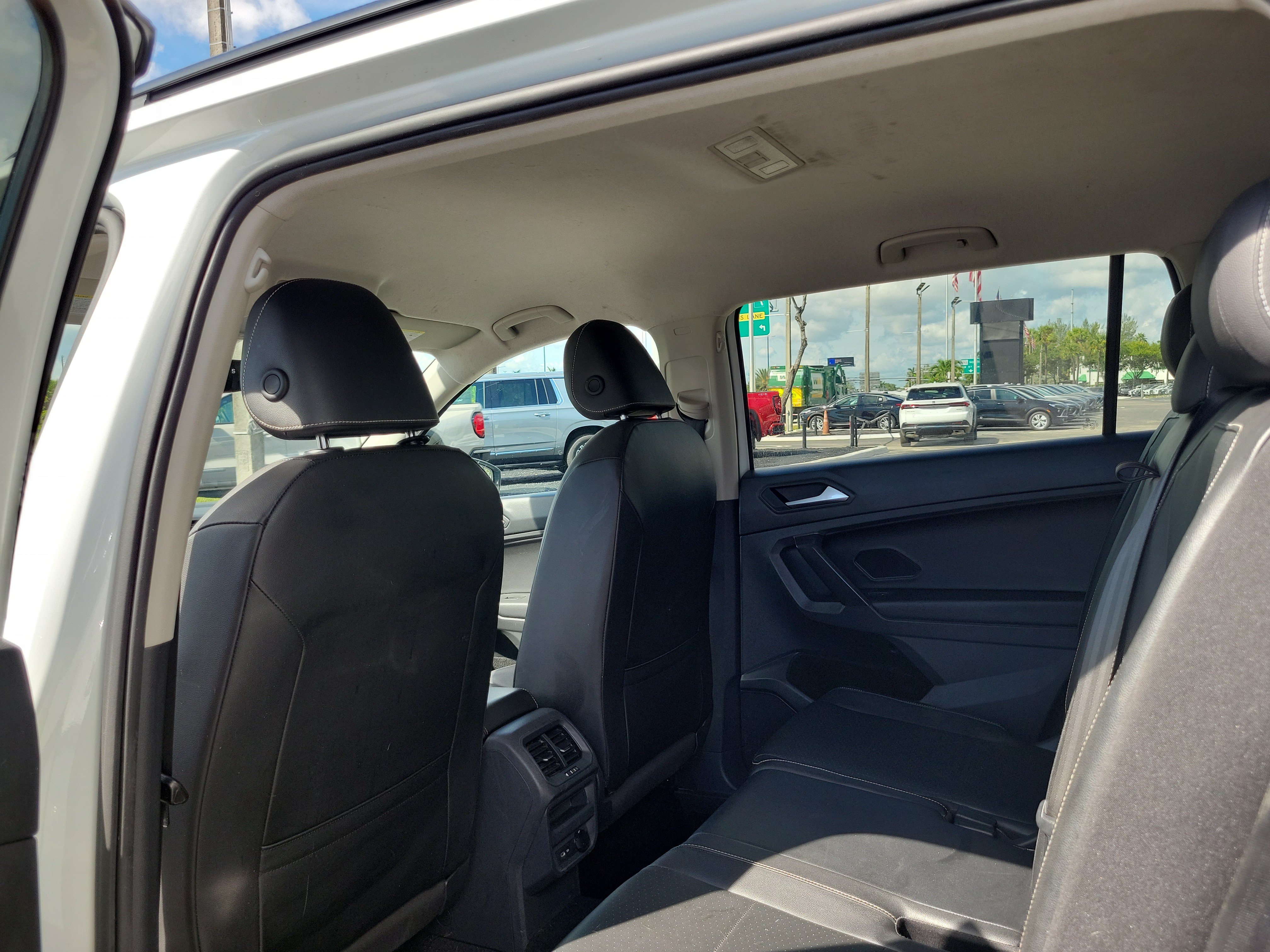 Used 2021 Volkswagen Tiguan SE FWD image 14