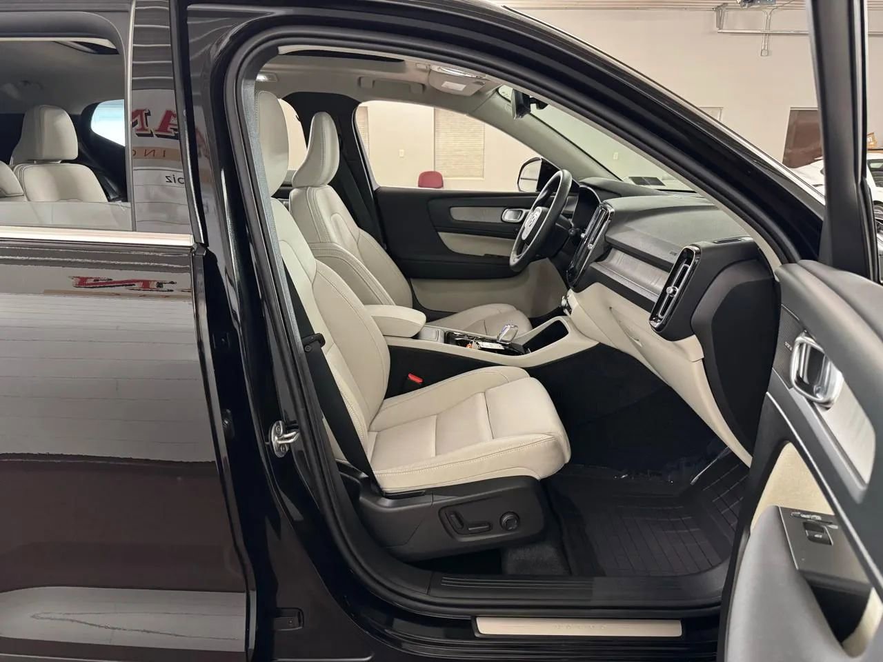 Used 2024 Volvo XC40 B5 Ultimate w/ Climate Package AWD/4WD image 39