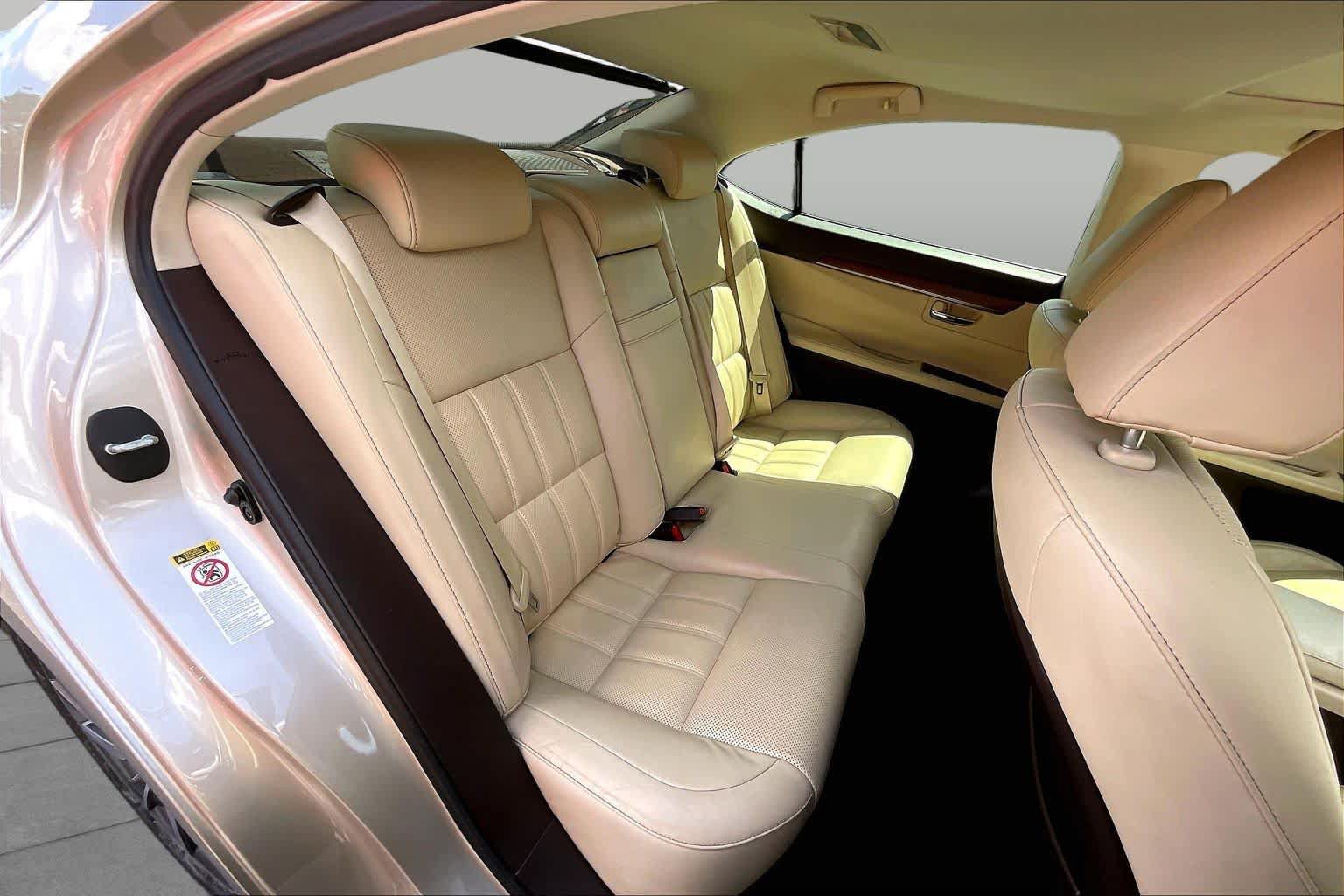 Used 2017 Lexus ES 300h w/ Luxury Package FWD image 26