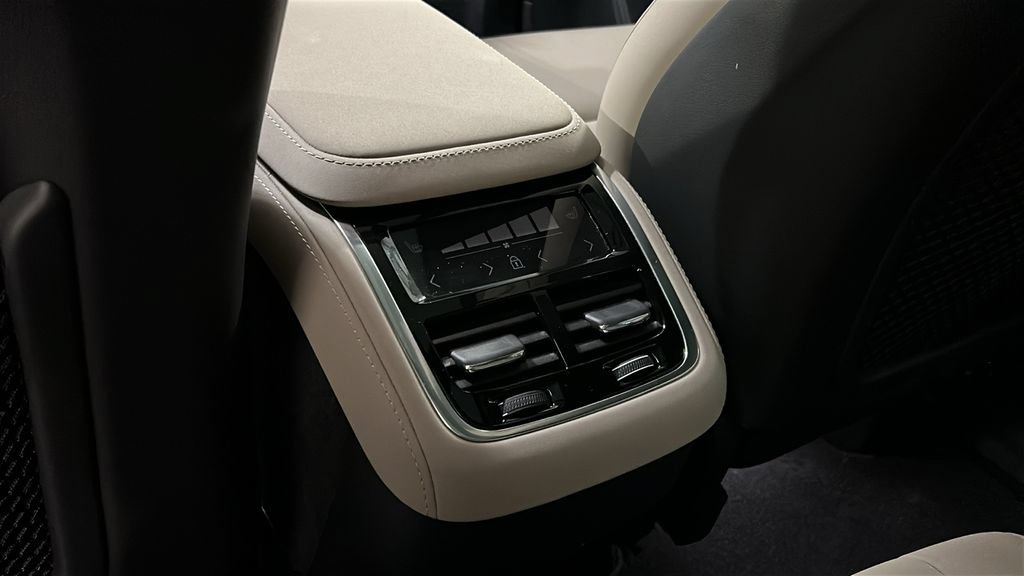Used 2026 Volvo XC90 B6 Plus w/ Protection Package AWD/4WD image 25