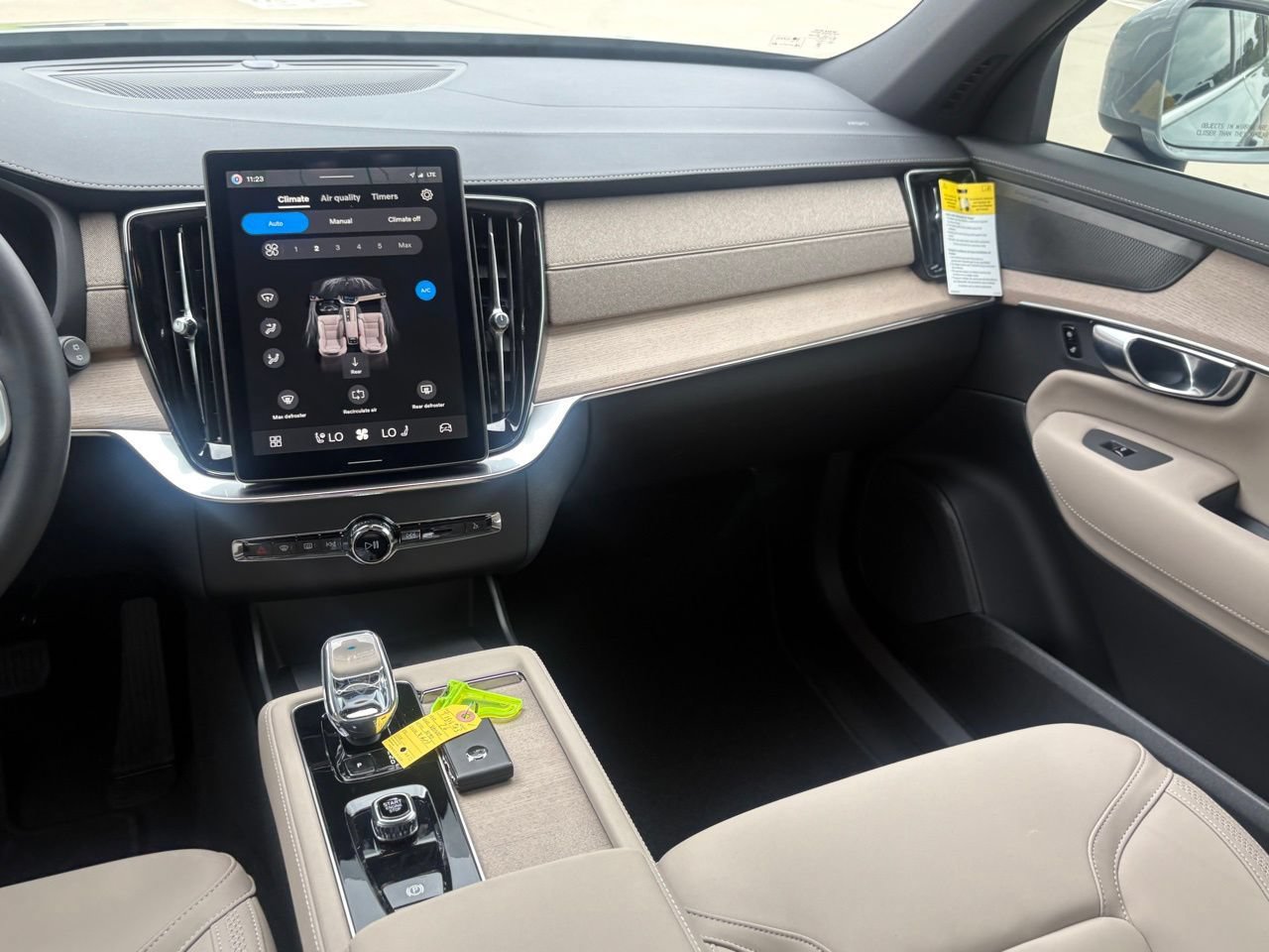 New 2026 Volvo XC90 B5 Plus w/ Protection Package Premier AWD/4WD image 13