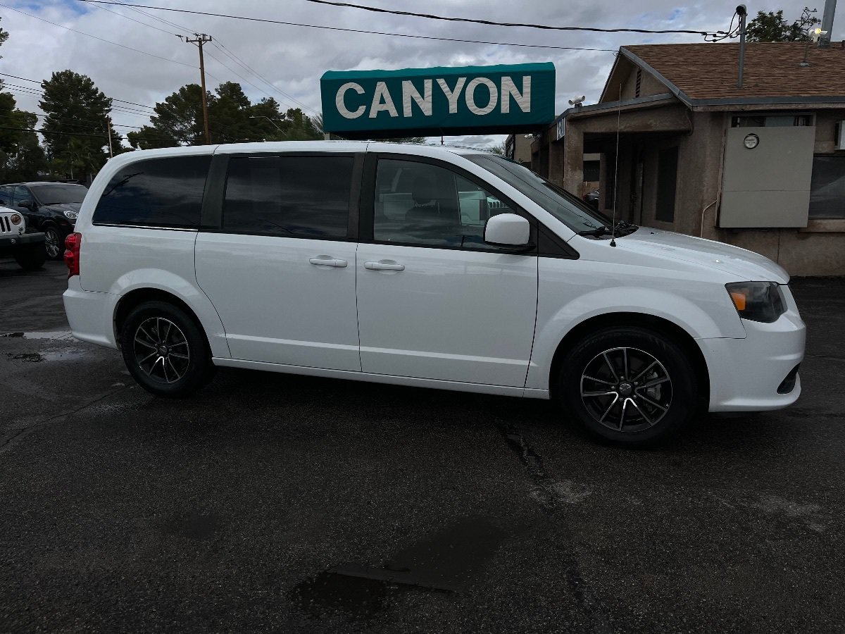 Used 2018 Dodge Grand Caravan SE FWD image 2