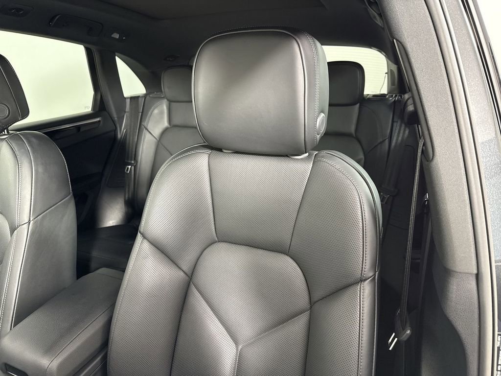 Certified 2025 Porsche Macan image 41
