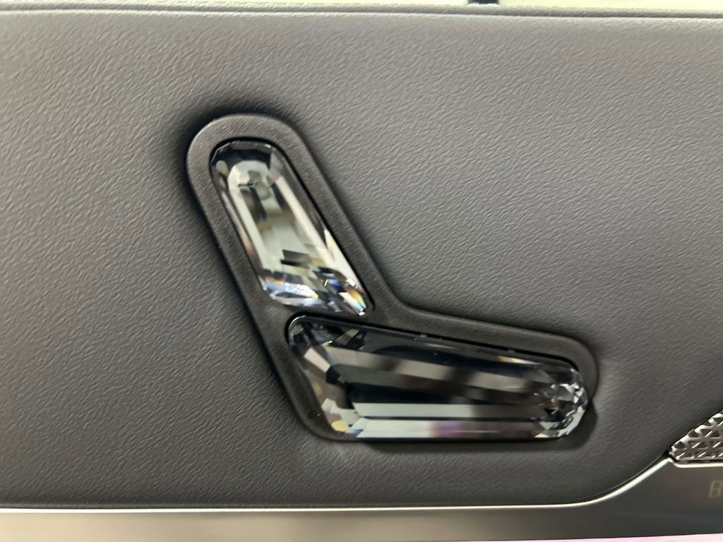 New 2026 BMW 750e xDrive w/ Premium Package image 12