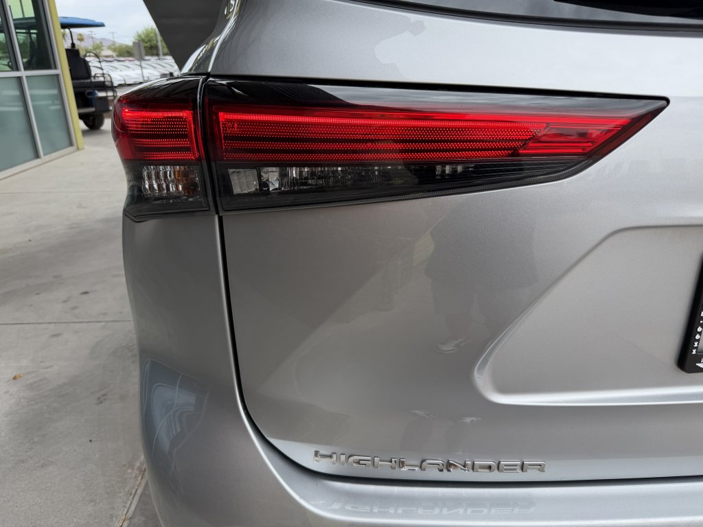 Used 2021 Toyota Highlander XLE AWD/4WD image 14