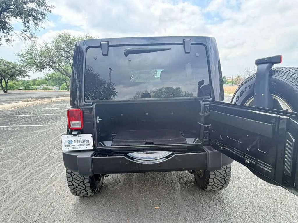 Used 2017 Jeep Wrangler Unlimited Sahara w/ Connectivity Group AWD/4WD image 24