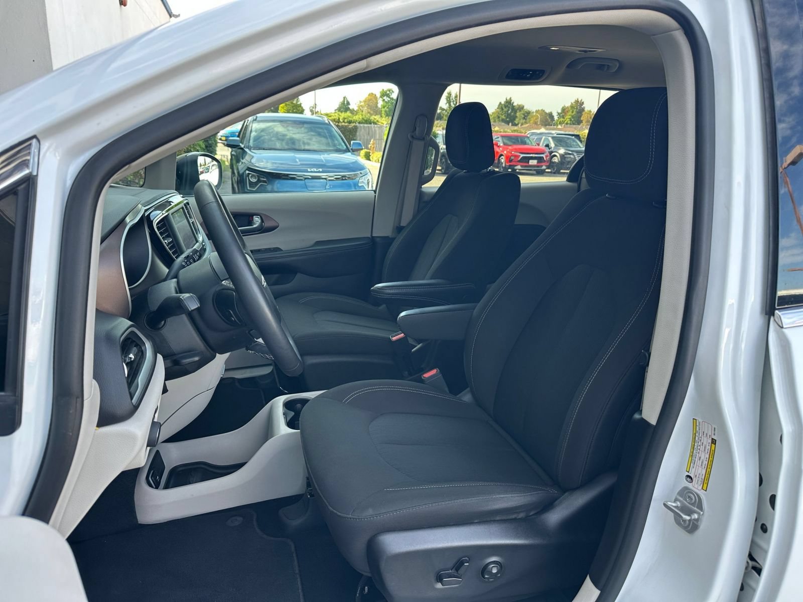 Used 2024 Chrysler Voyager LX FWD image 38