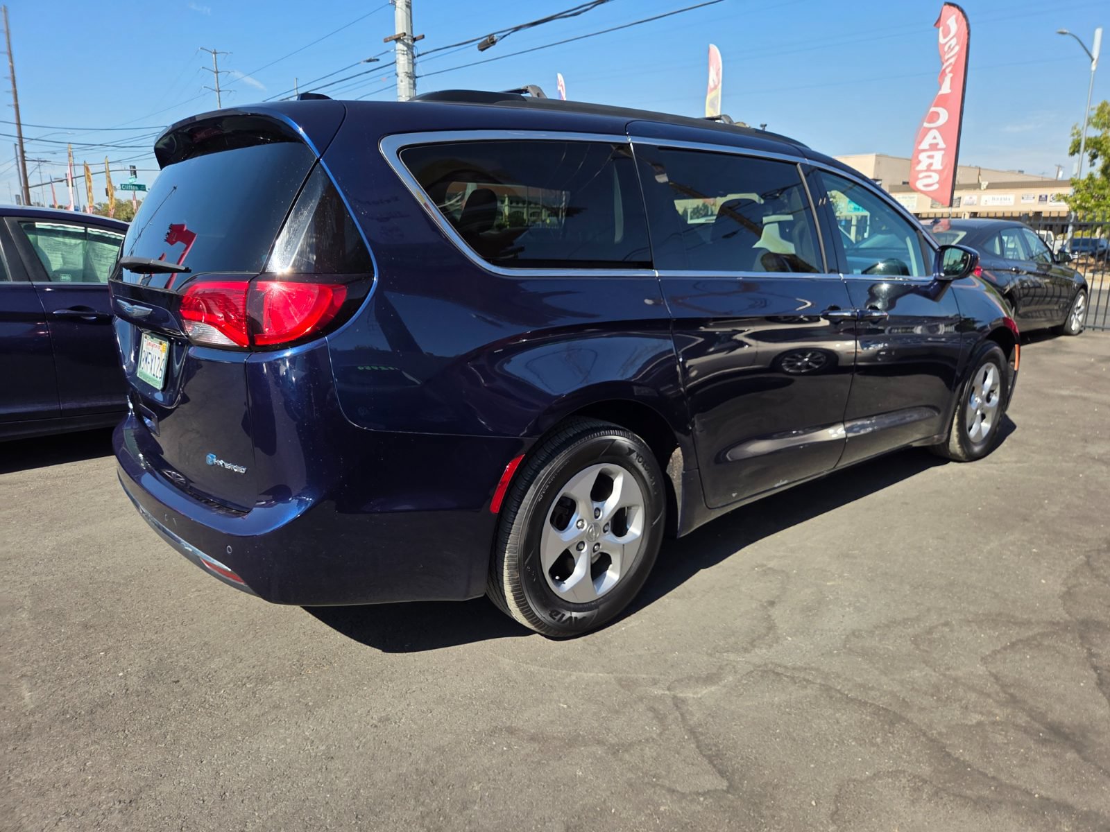 Used 2018 Chrysler Pacifica Touring Plus FWD image 4