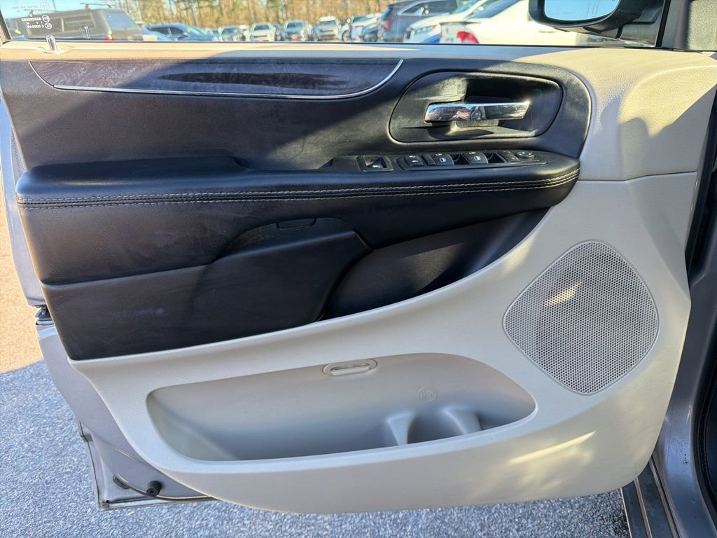 Used 2015 Chrysler Town & Country Touring image 11