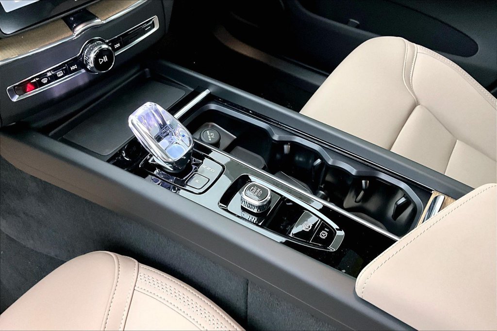 New 2026 Volvo XC60 B5 Plus w/ Protection Package Premier AWD/4WD image 19