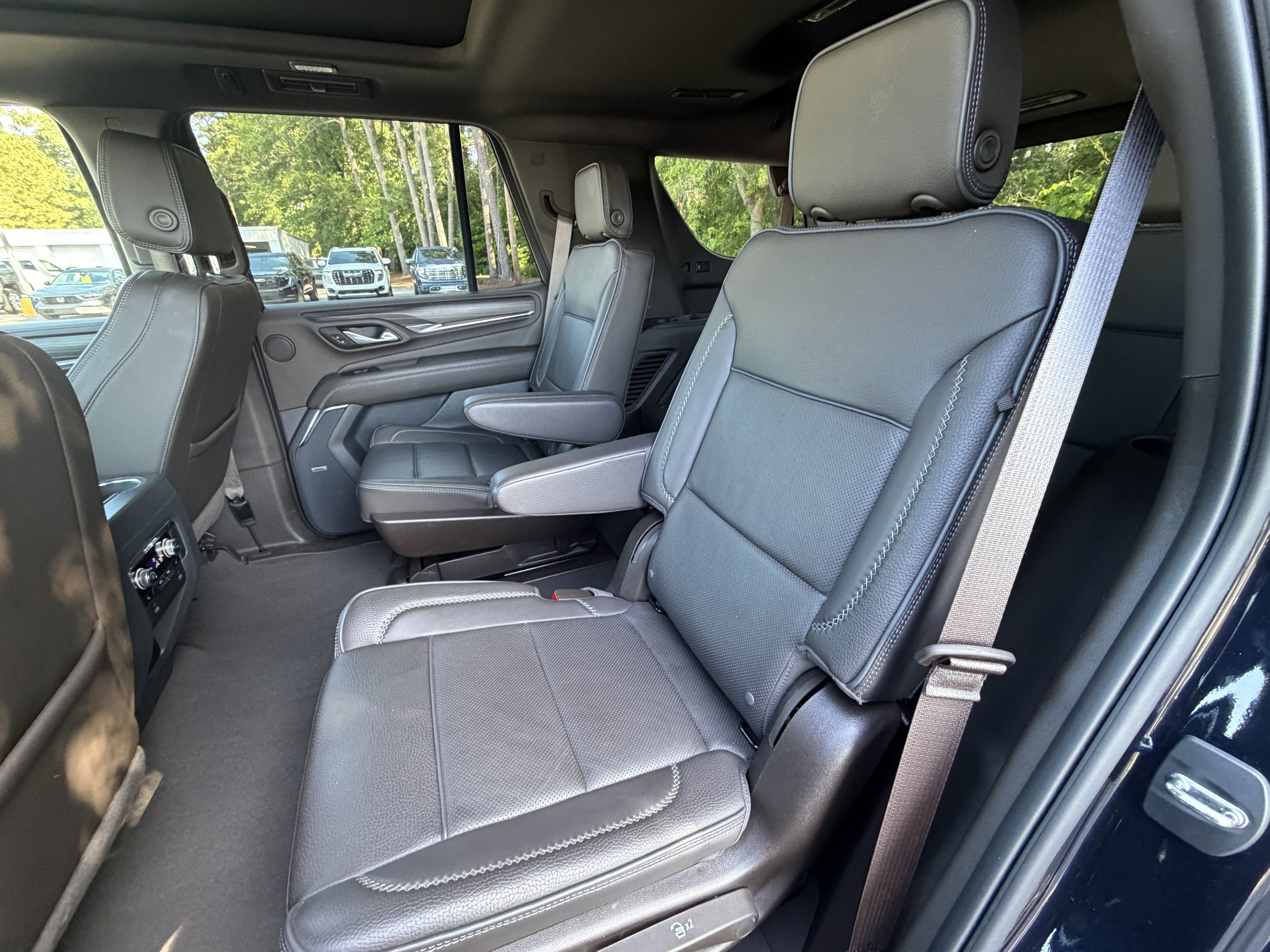 Used 2023 GMC Yukon Denali AWD/4WD image 9
