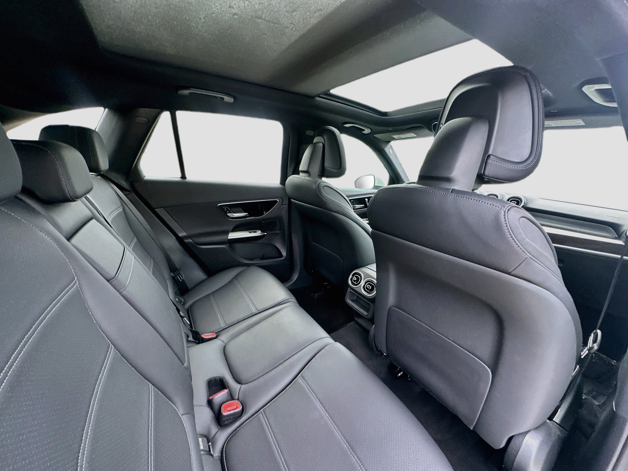 Used 2025 Mercedes-Benz GLC 300 4MATIC image 30