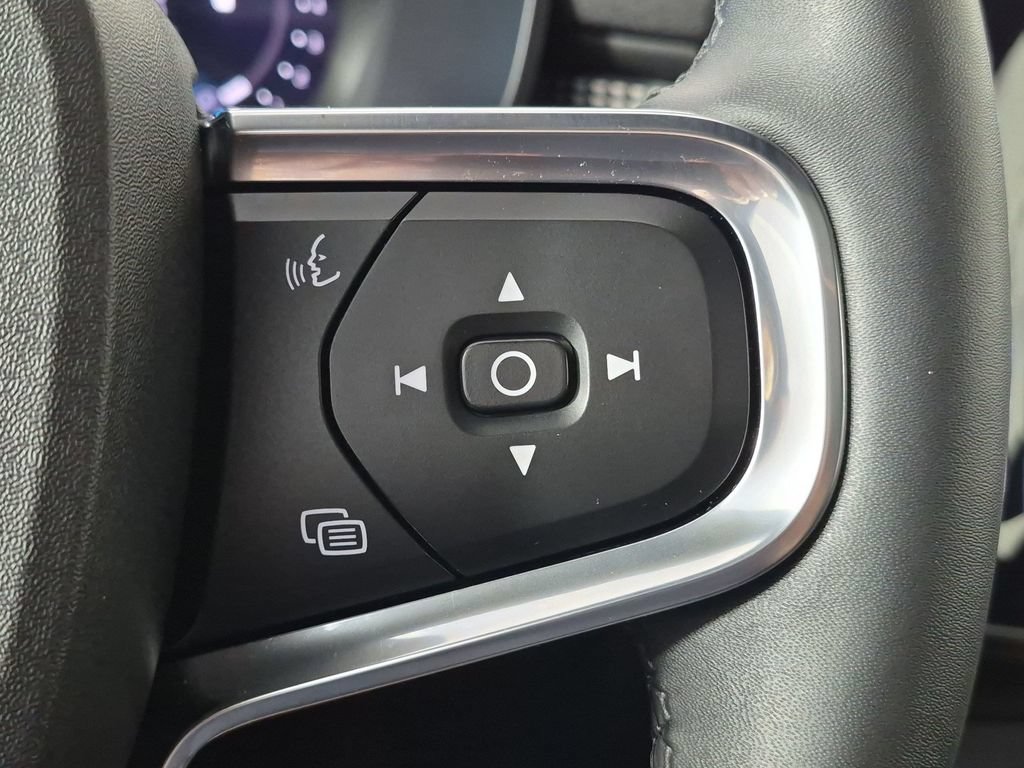 Used 2023 Volvo XC40 B5 Plus AWD/4WD image 19