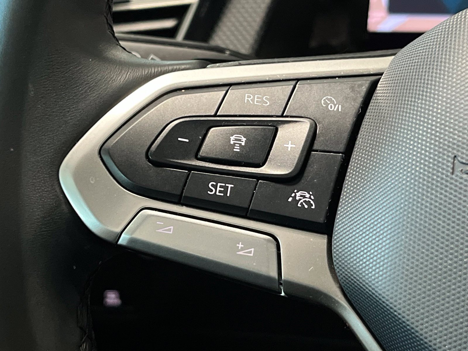 Used 2024 Volkswagen Atlas Cross Sport SEL Premium R-Line AWD/4WD image 33