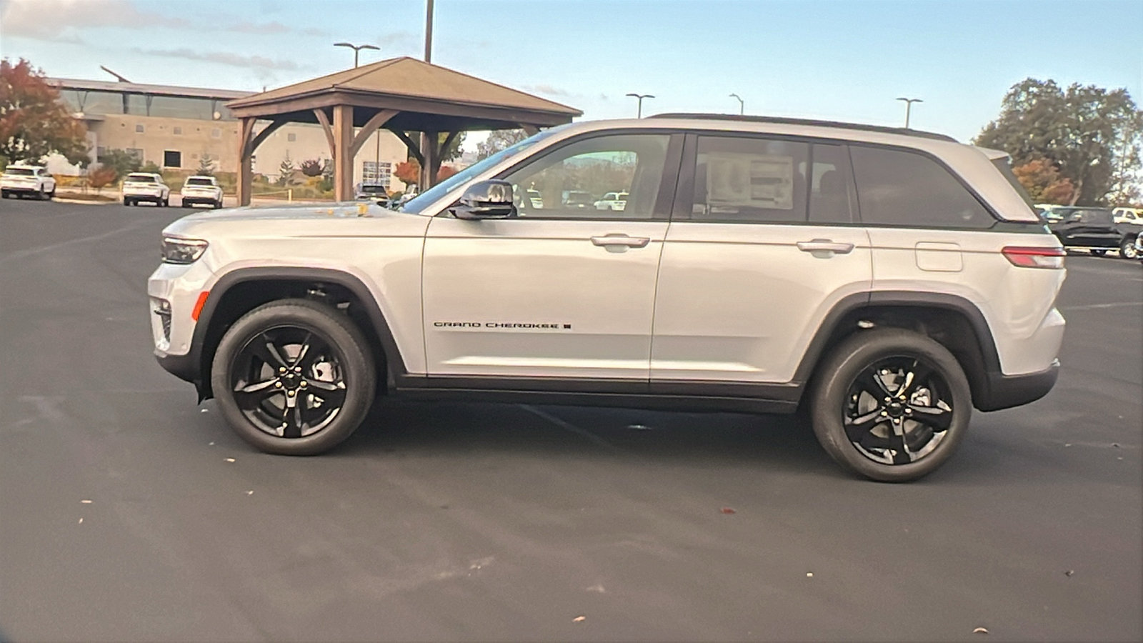 New 2025 Jeep Grand Cherokee Limited w/ Luxury Tech Group II AWD/4WD image 6