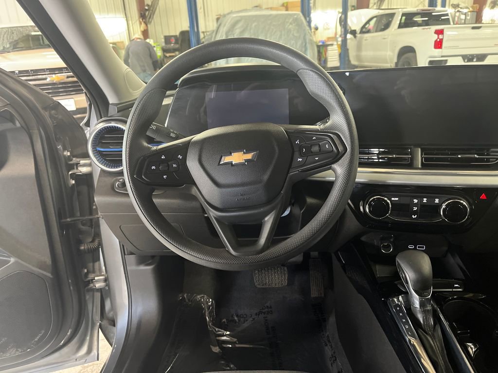 Used 2025 Chevrolet Trax LT FWD image 29