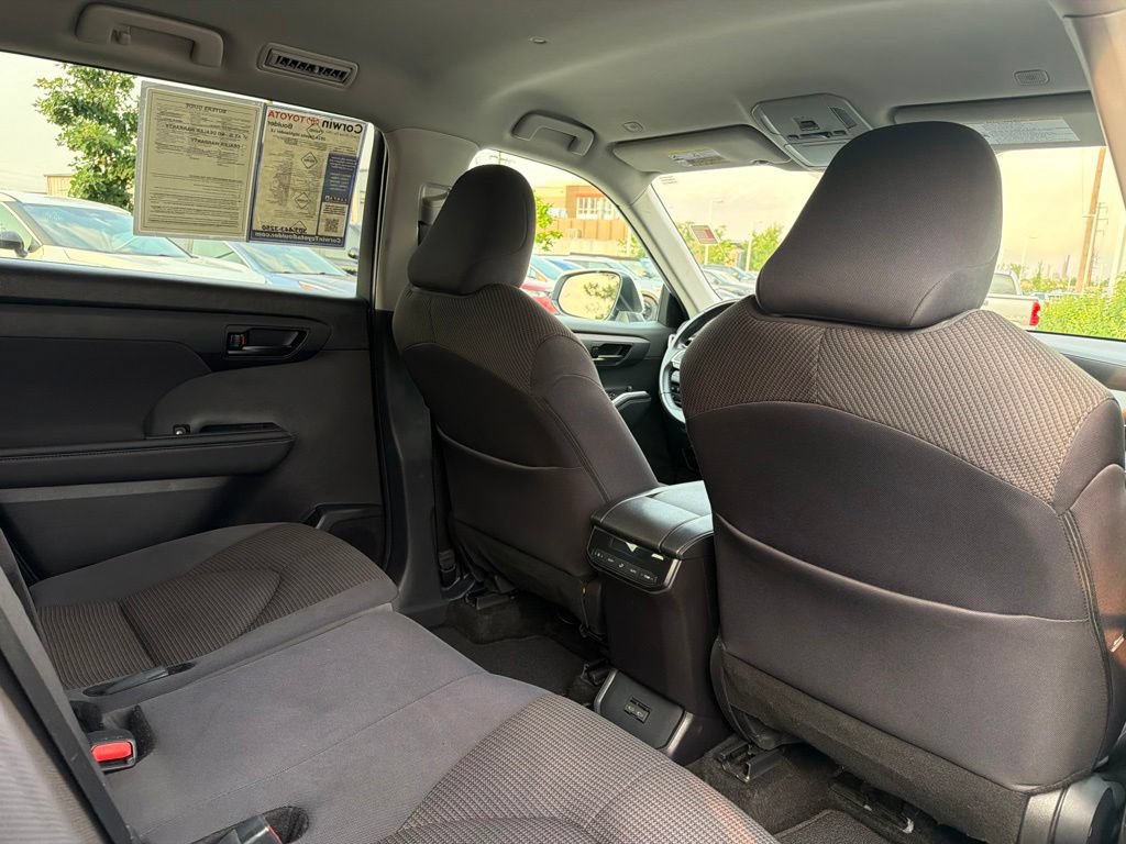 Used 2024 Toyota Highlander LE AWD/4WD image 14