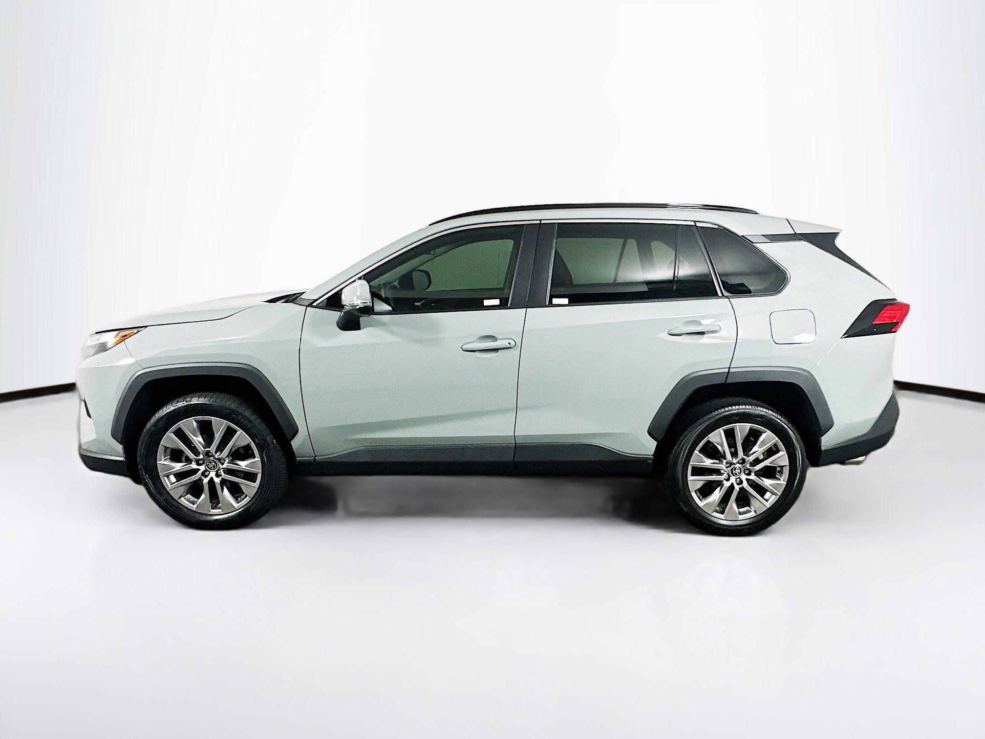 Used 2023 Toyota RAV4 XLE Premium image 4