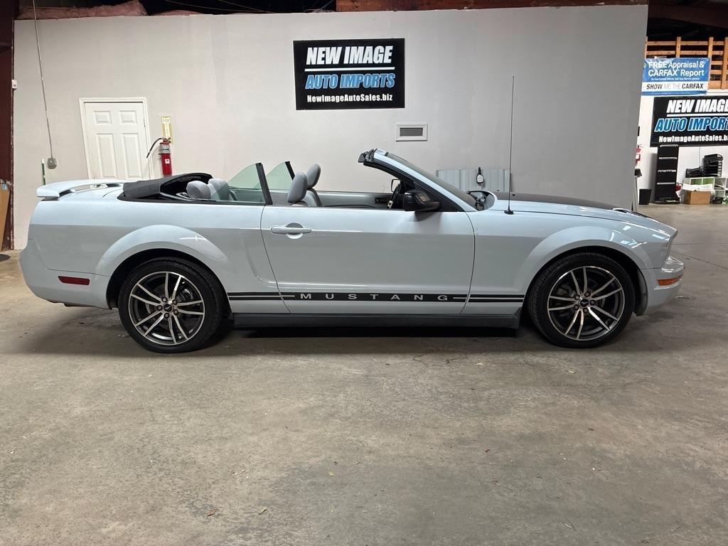 Used 2005 Ford Mustang Premium RWD image 2
