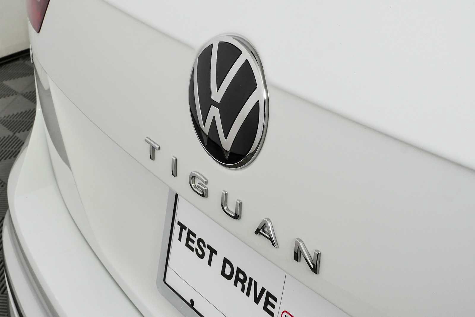 Certified 2023 Volkswagen Tiguan SE R-Line FWD image 39
