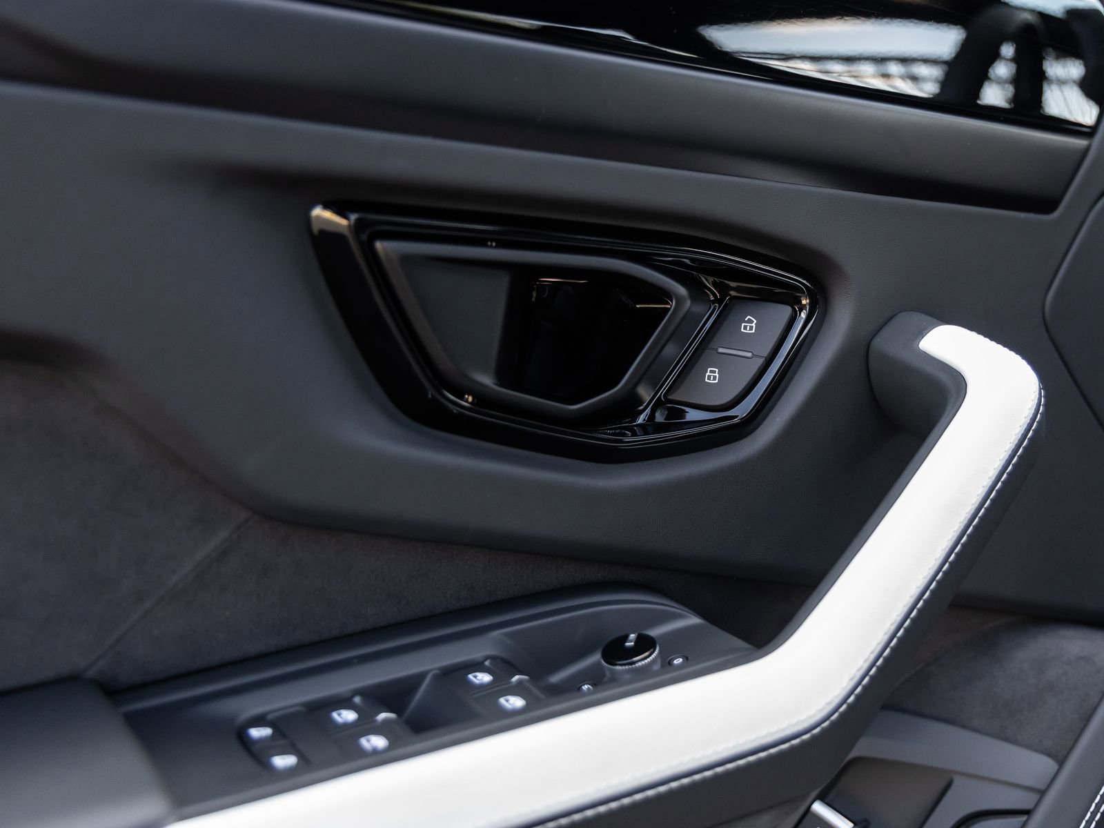 Used 2025 Lamborghini Urus SE AWD/4WD image 22