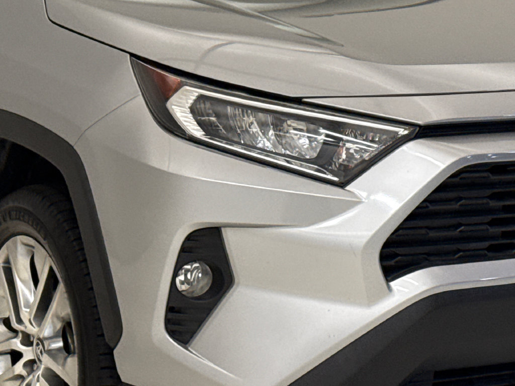 Used 2020 Toyota RAV4 XLE Premium FWD image 5
