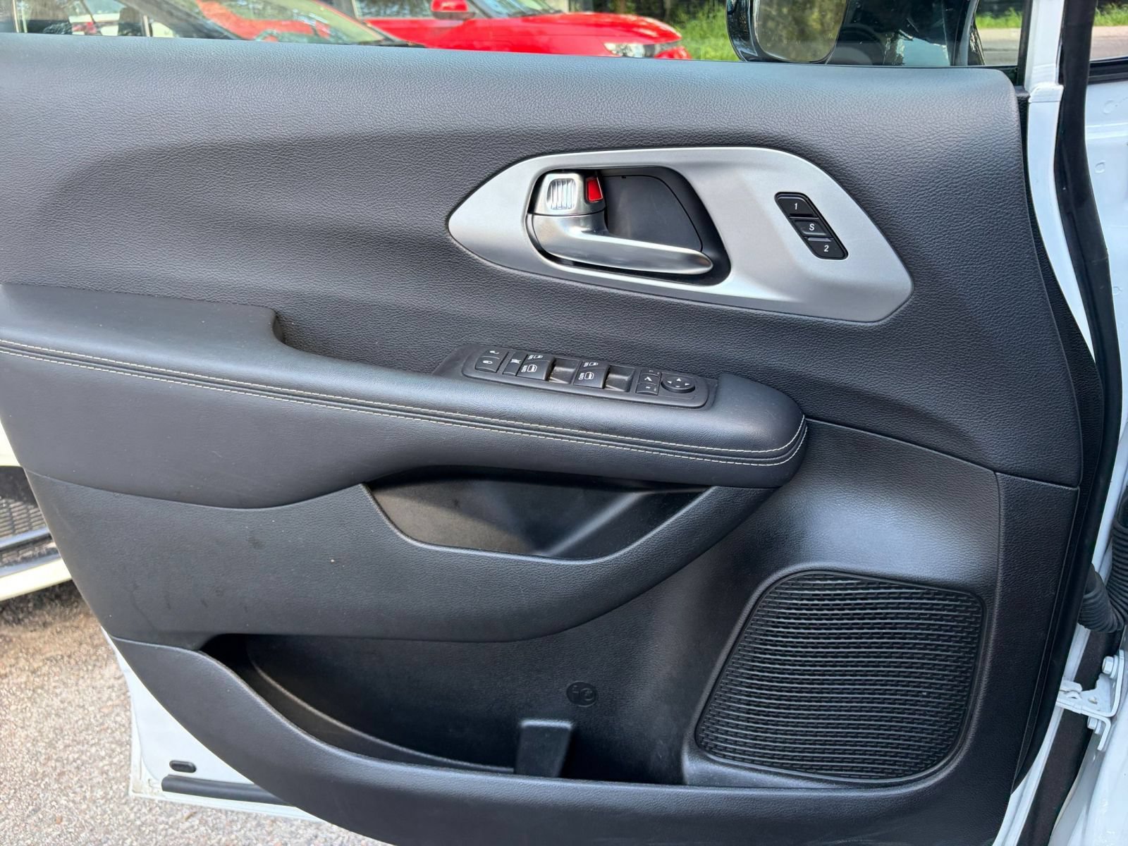 Used 2025 Chrysler Pacifica Limited FWD image 18