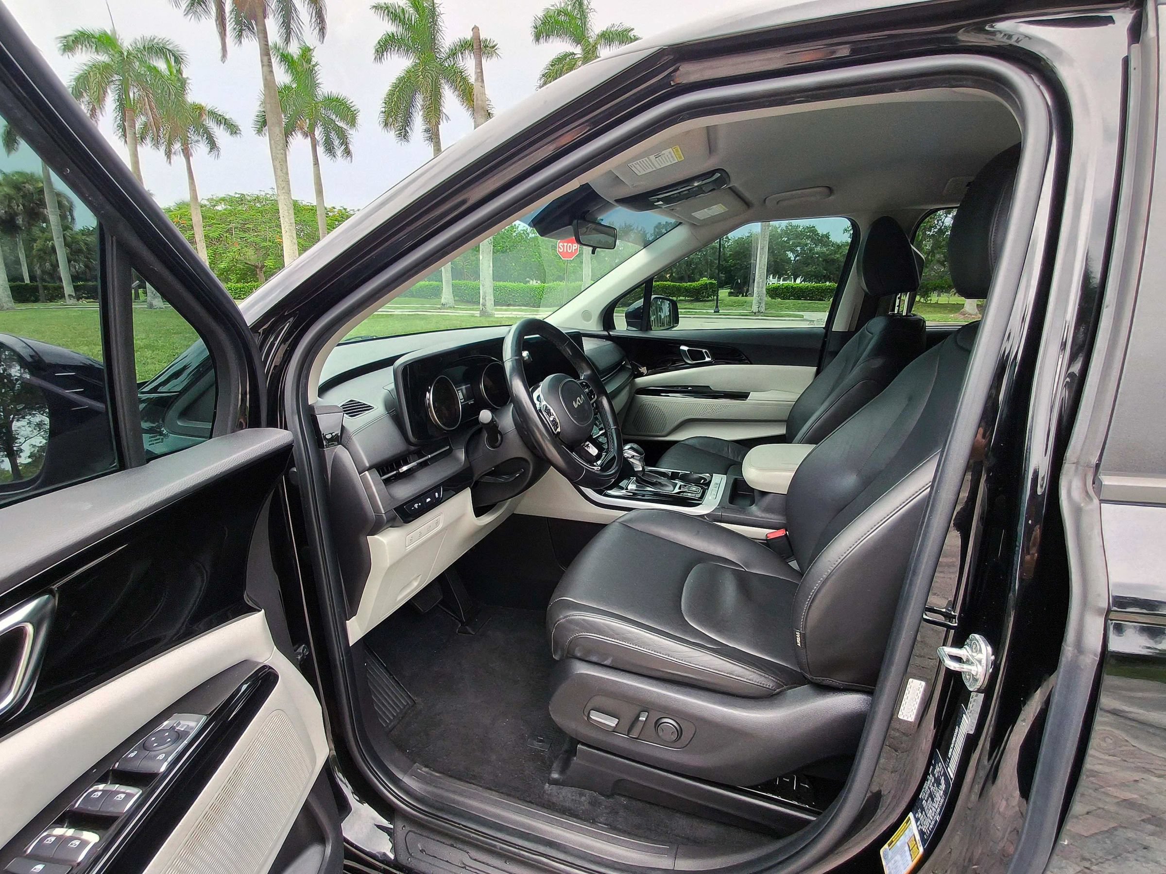Used 2022 Kia Carnival EX FWD image 6