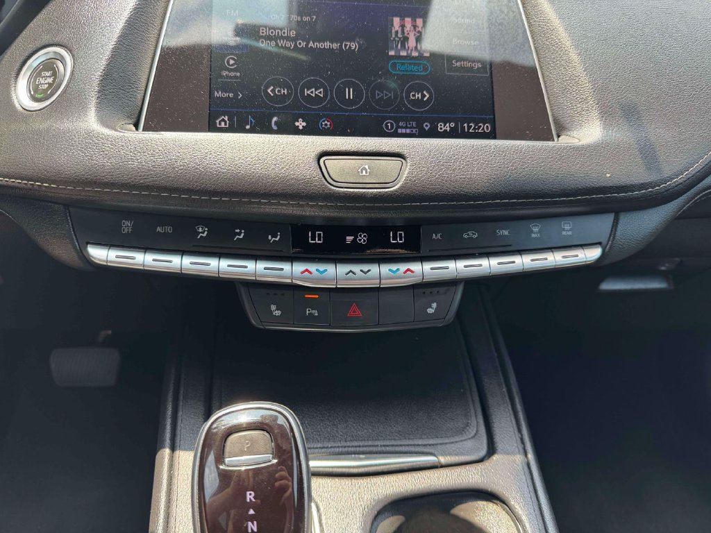 Used 2022 Cadillac XT4 Luxury w/ Cold Weather Package AWD/4WD image 32