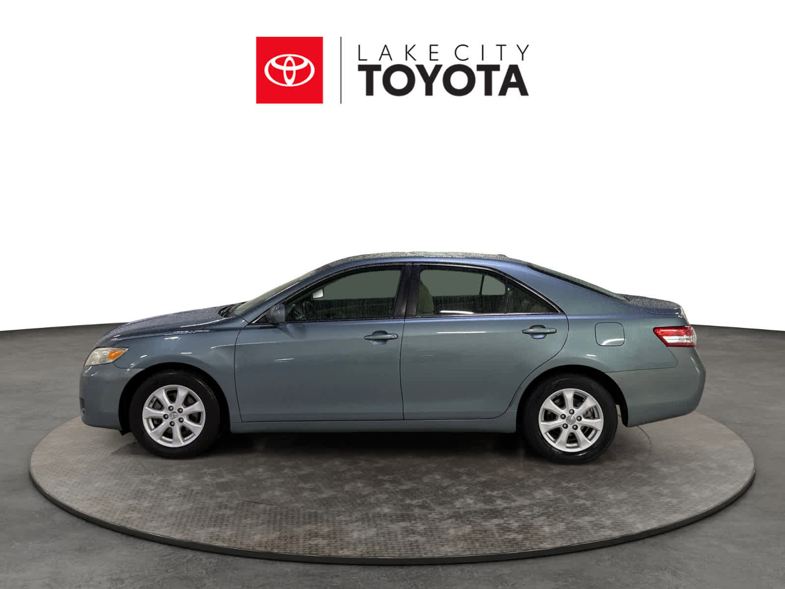 Used 2010 Toyota Camry LE FWD image 3