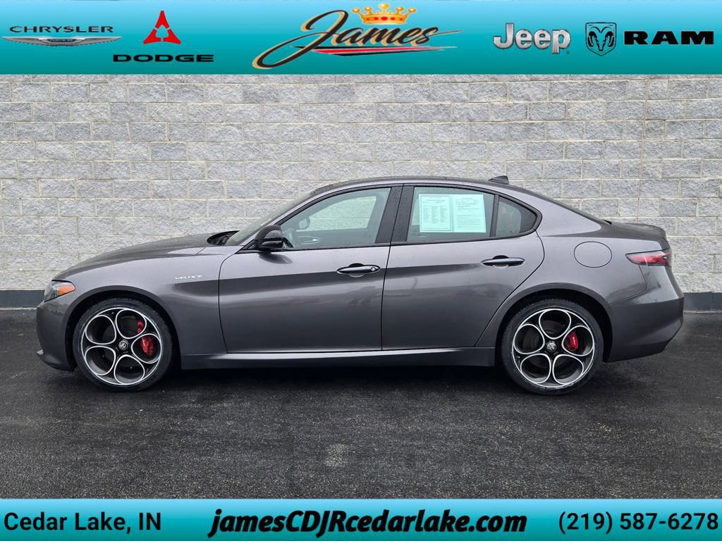 Used 2024 Alfa Romeo Giulia Veloce AWD/4WD image 2