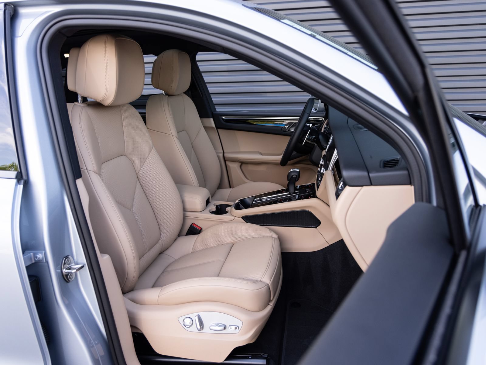 Certified 2026 Porsche Macan AWD/4WD image 33