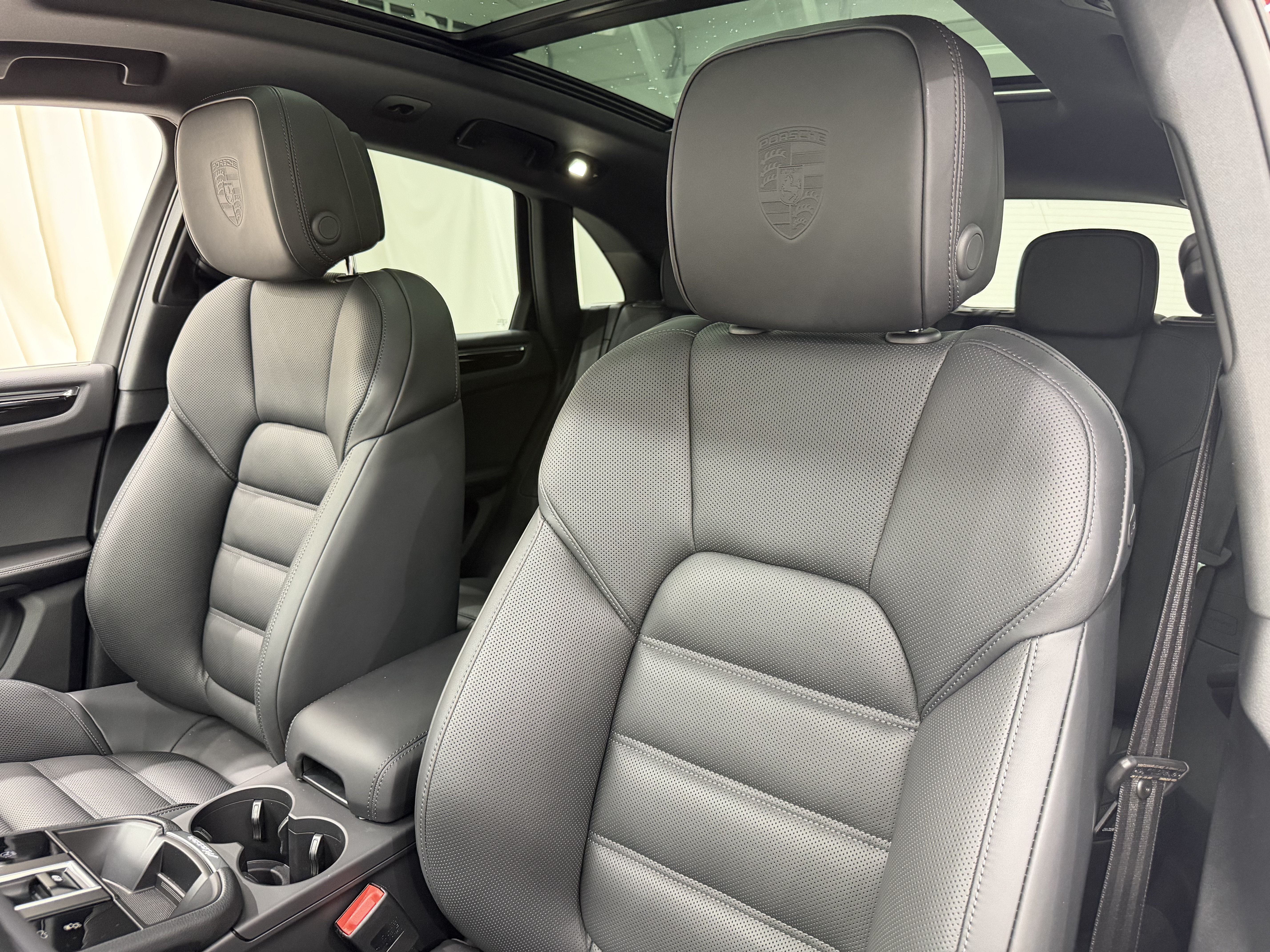 New 2026 Porsche Macan Turbo AWD/4WD image 34