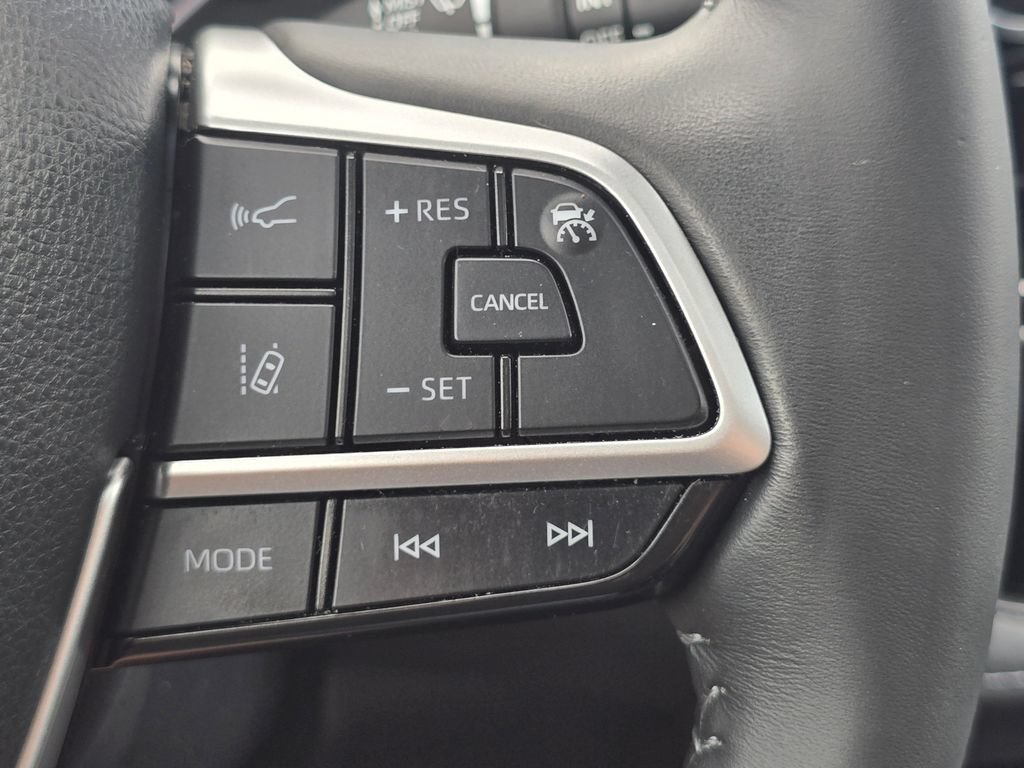 Used 2024 Toyota Highlander XLE AWD/4WD image 34