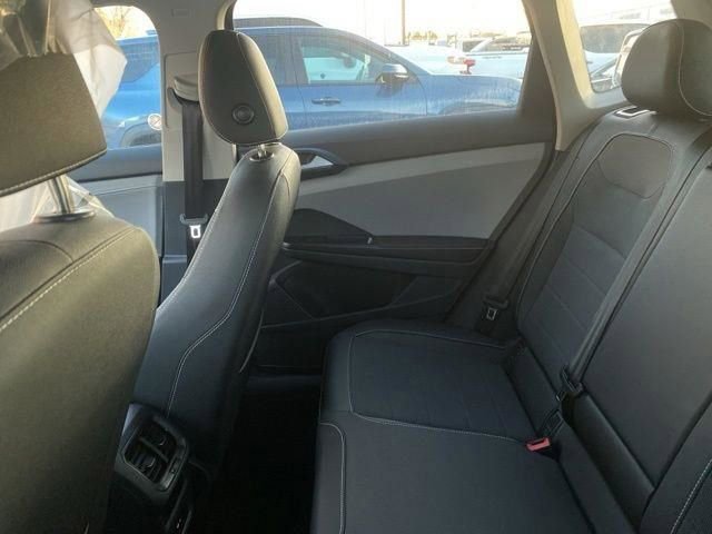 Used 2024 Volkswagen Taos SE image 21