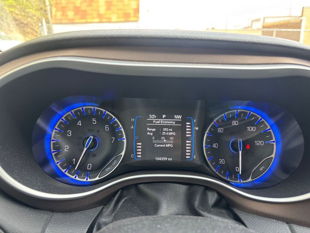 Used 2017 Chrysler Pacifica Touring-L image 14