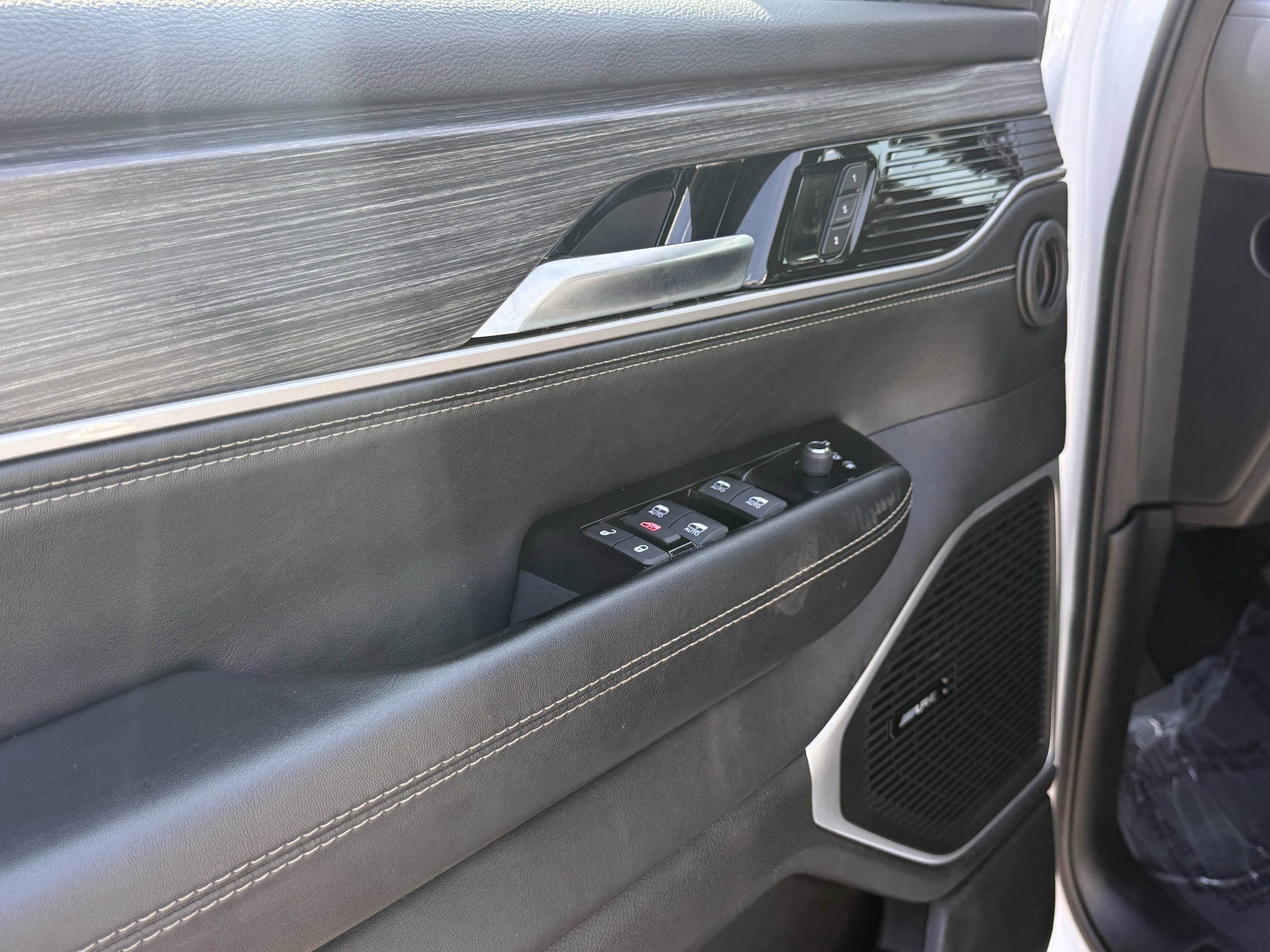 Used 2024 Jeep Wagoneer Series II w/ Flexible Seating Group image 29