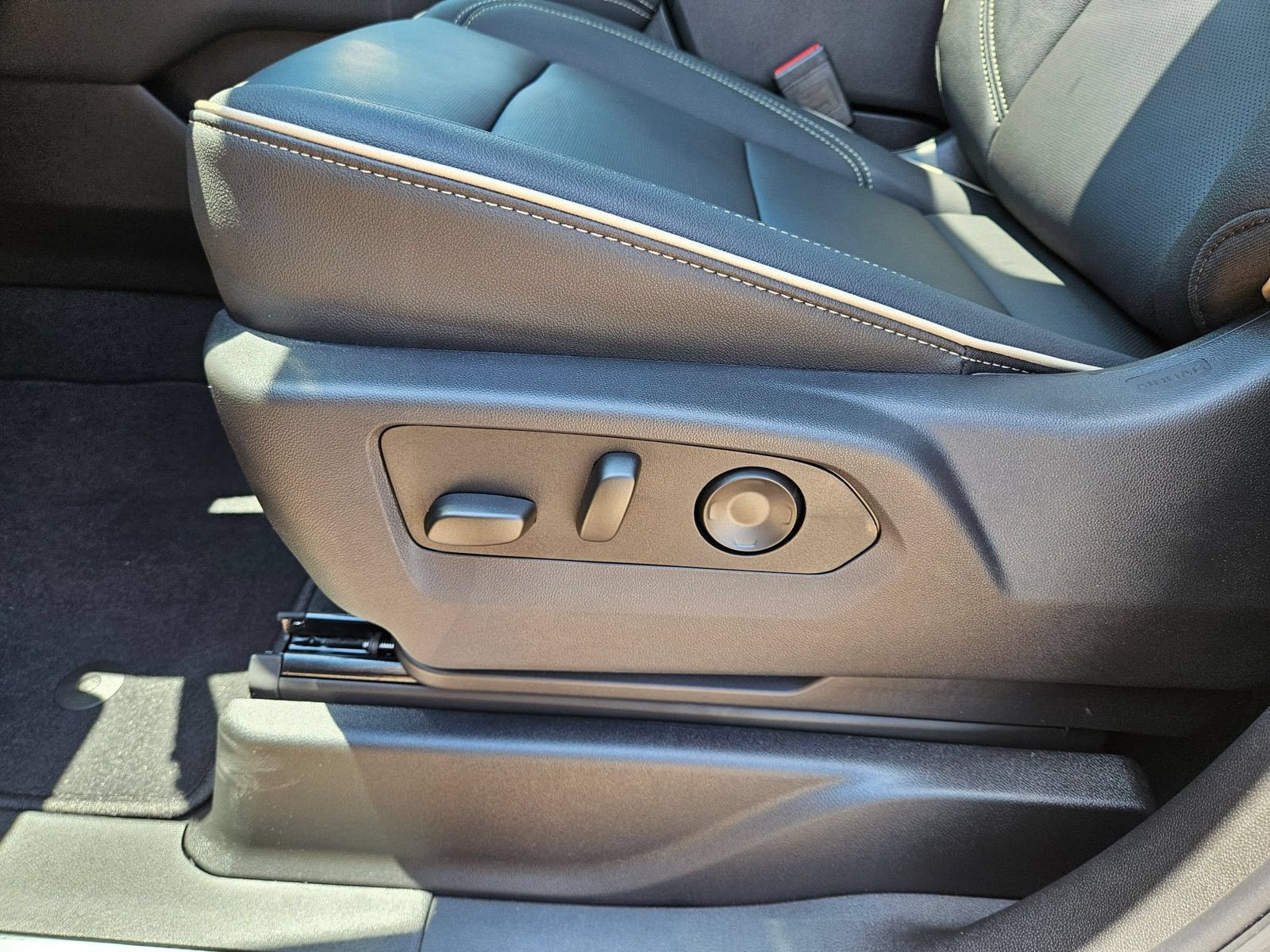 New 2026 GMC Yukon Elevation w/ Elevation Premium Package AWD/4WD image 23