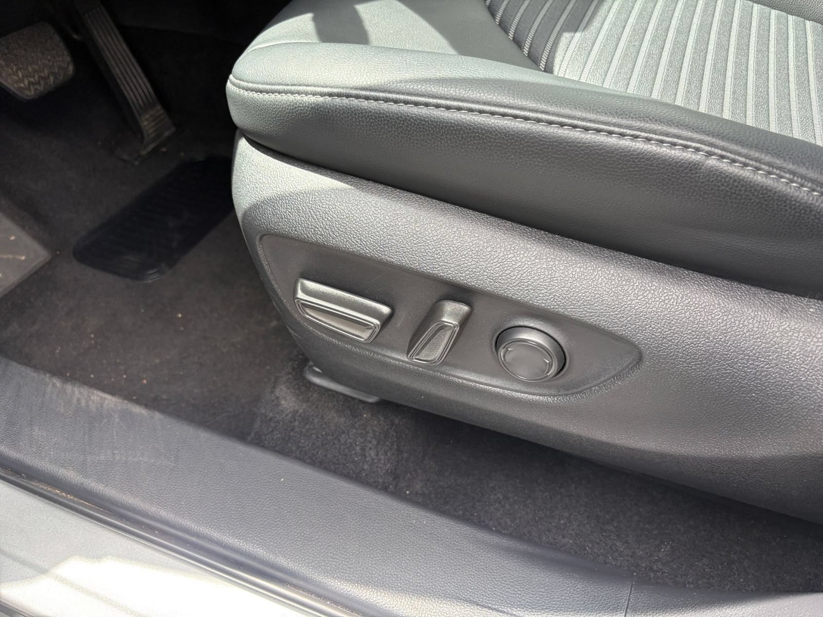 Used 2025 Toyota Highlander XSE AWD/4WD image 21