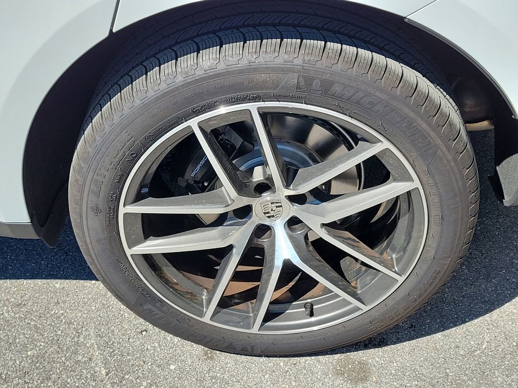 Certified 2025 Porsche Macan image 11