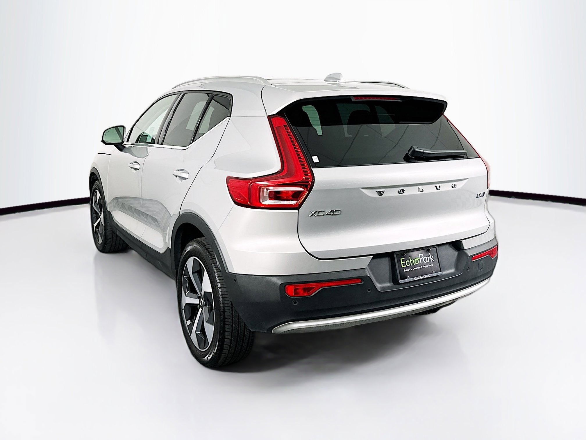 Used 2025 Volvo XC40 B5 Plus image 5