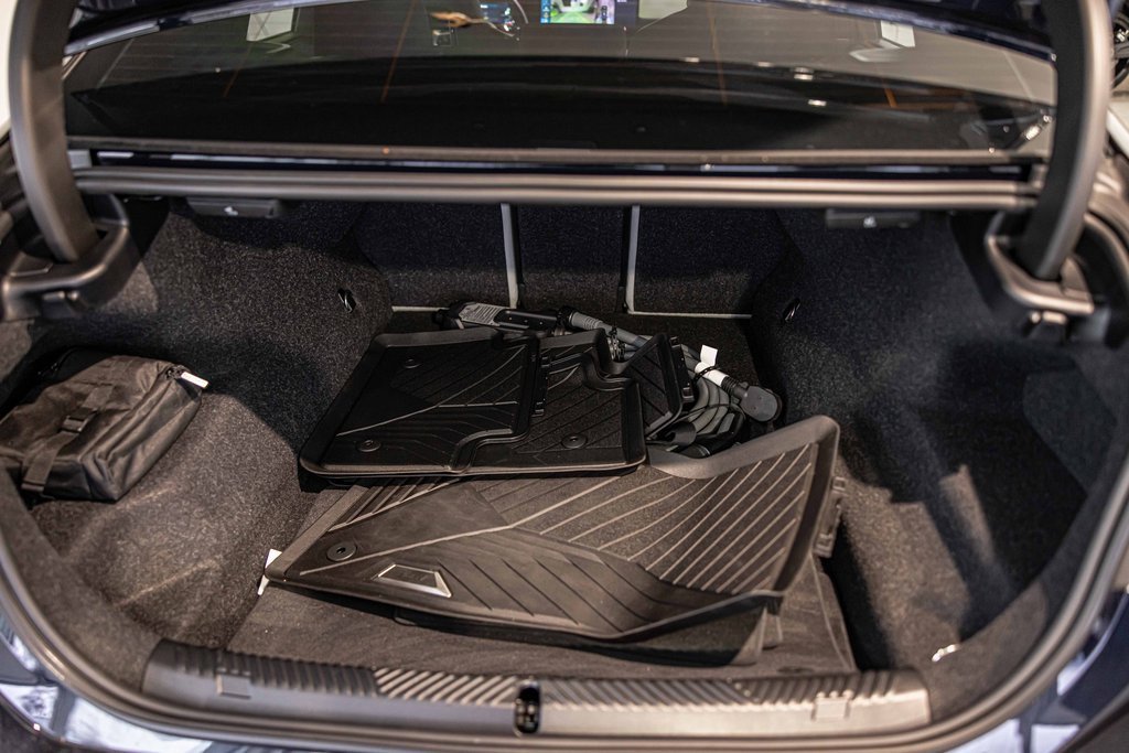 Used 2025 BMW M5 w/ Carbon Package image 16