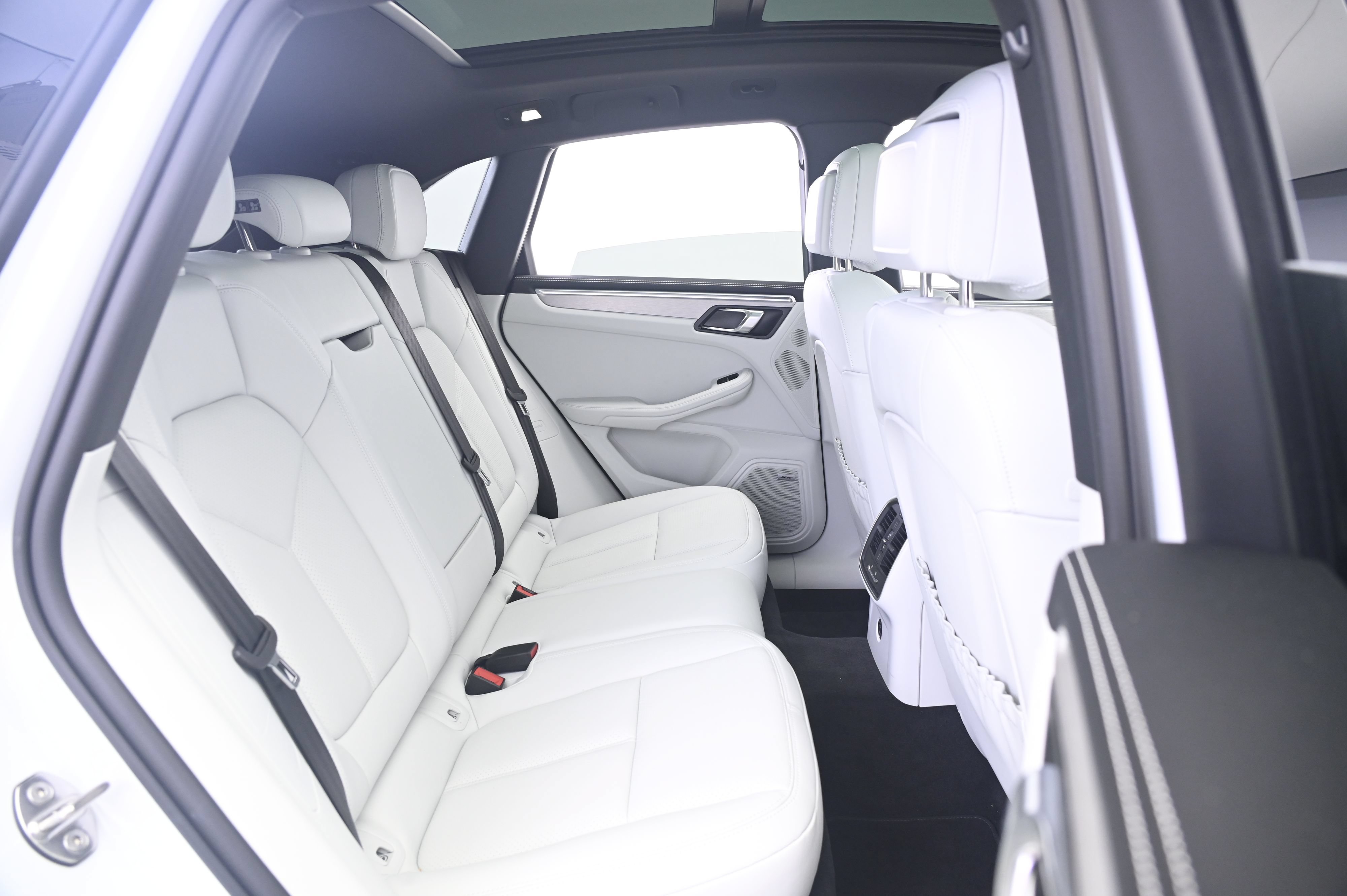 Certified 2023 Porsche Macan AWD/4WD image 18