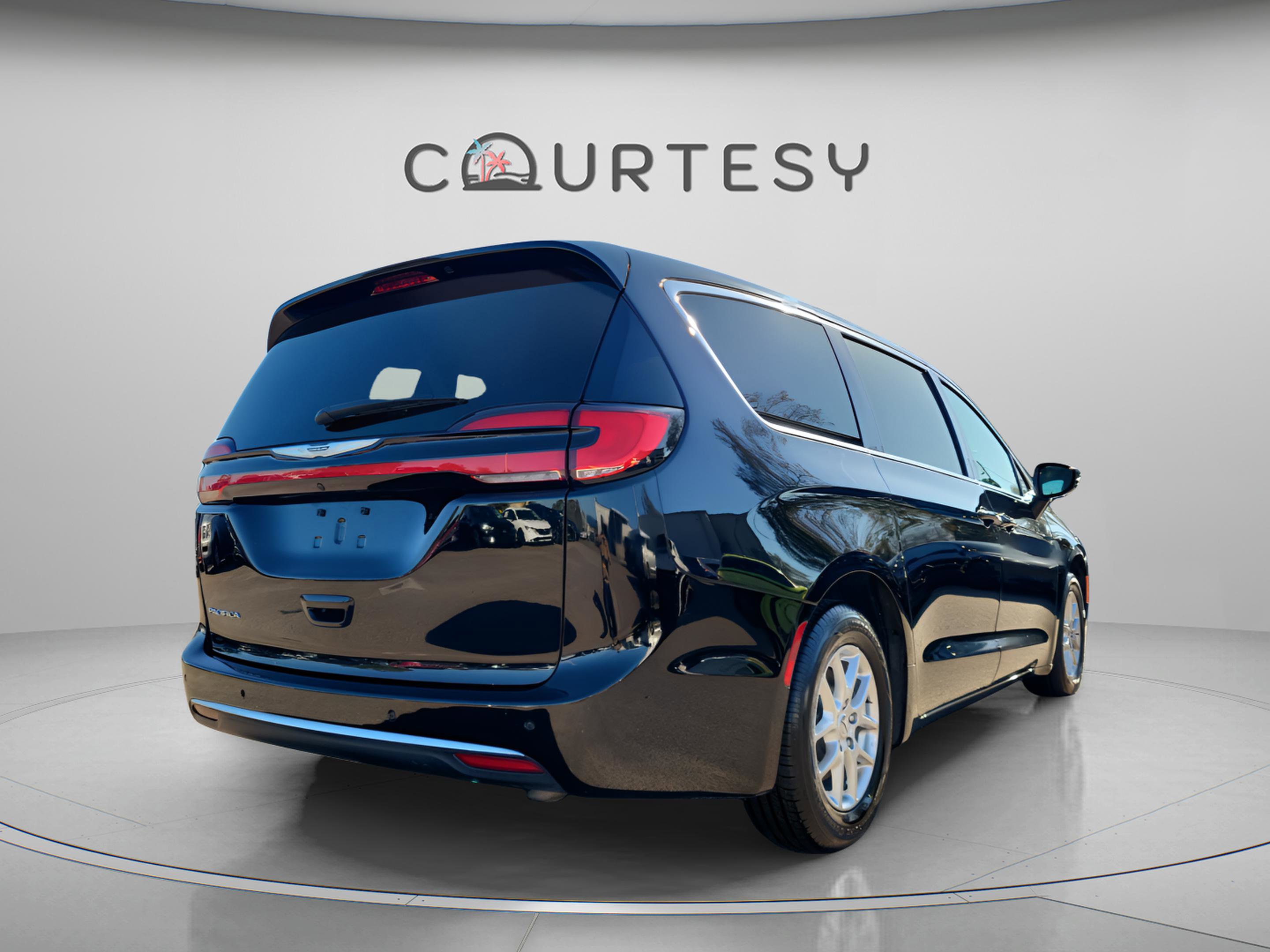 Used 2024 Chrysler Pacifica Touring-L image 4