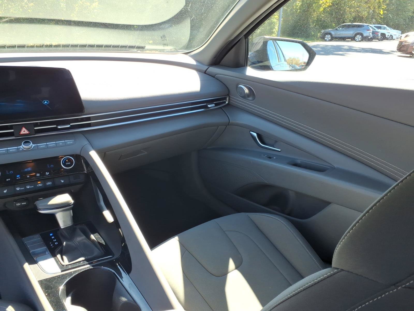 Used 2025 Hyundai Elantra SEL FWD image 11