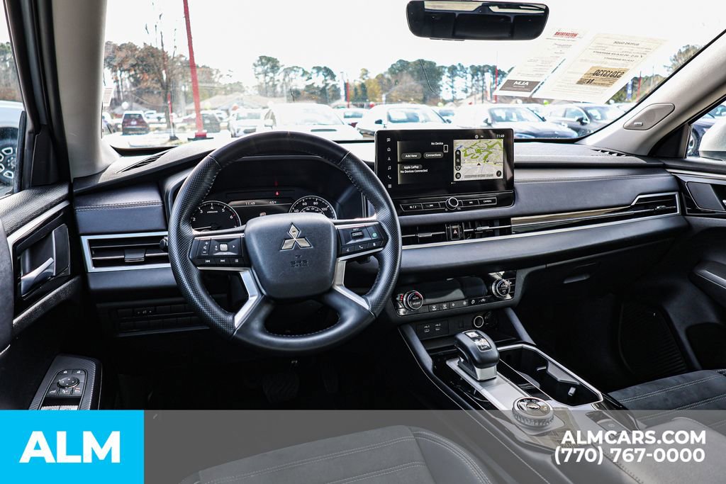Used 2025 Mitsubishi Outlander SE image 31