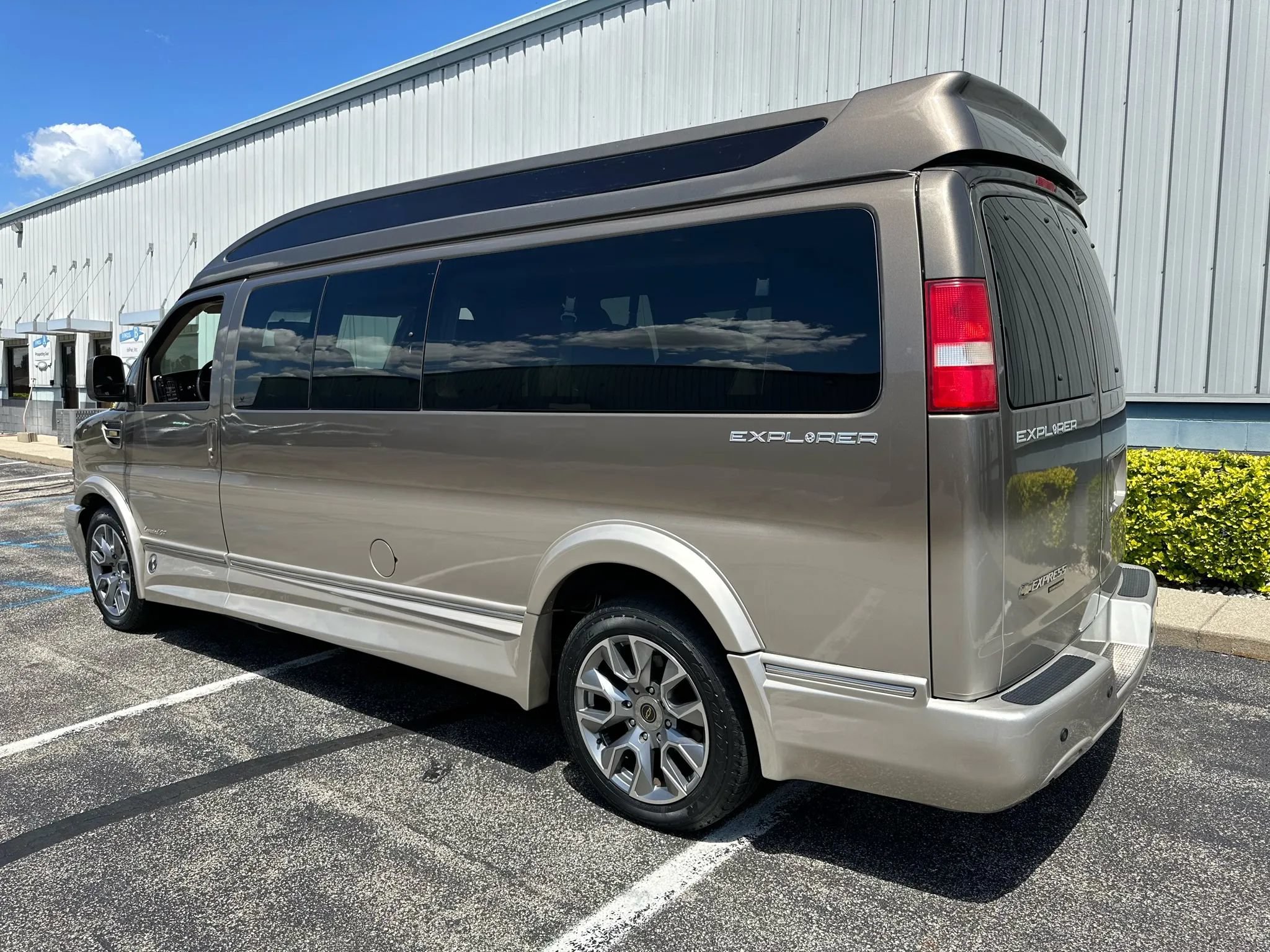 Used 2015 Chevrolet Express 2500 Extended RWD image 7