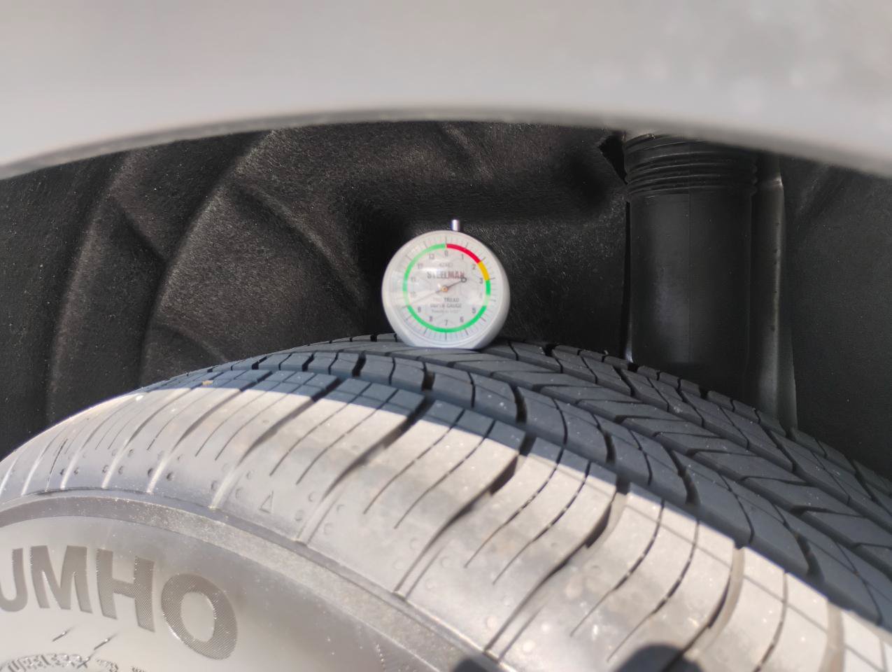 Used 2025 Volkswagen Taos SE AWD/4WD image 3