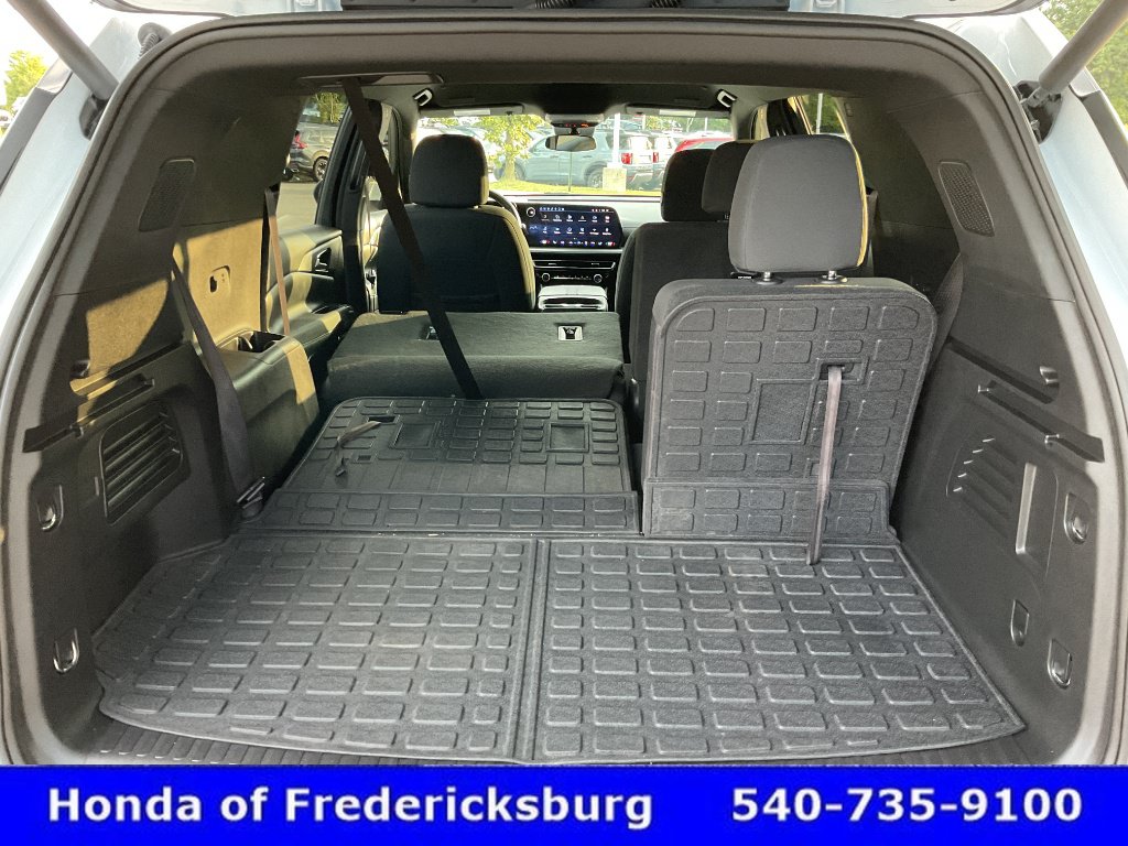 Used 2025 Chevrolet Traverse LT FWD image 24